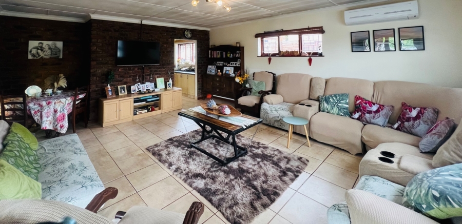 4 Bedroom Property for Sale in Twee Rivieren Western Cape